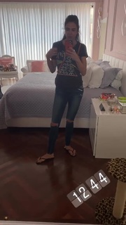 Luciana Gimenez feet photo thumbnail