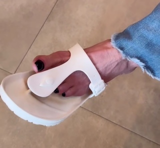 Luciana Gimenez feet photo thumbnail