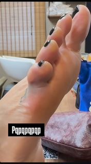 Luciana Gimenez feet photo thumbnail