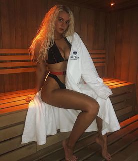 Lucie Donlan feet photo 3