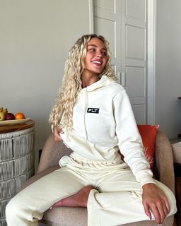 Lucie Donlan feet photo 7