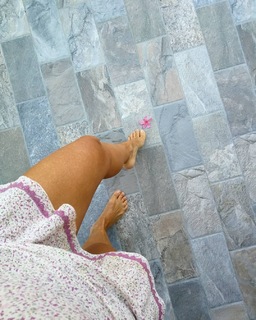 Lucilla Agosti feet photo thumbnail