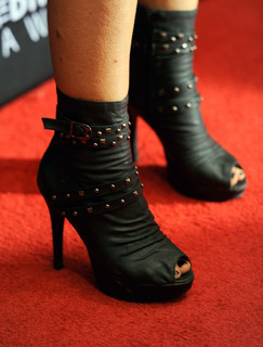Lucy Davis feet photo 11