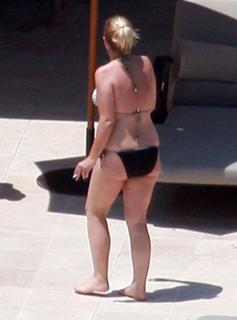 Lucy Davis feet photo 8