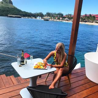 Lucy Fallon feet photo thumbnail