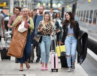 Lucy Fallon feet photo thumbnail