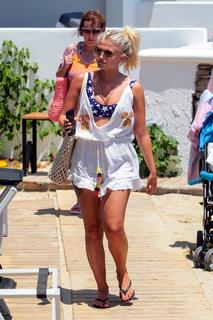 Lucy Fallon feet photo thumbnail