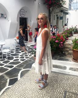 Lucy Fallon feet photo thumbnail