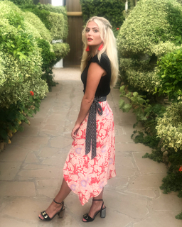 Lucy Fallon feet photo thumbnail