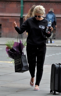 Lucy Fallon feet photo thumbnail