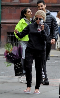 Lucy Fallon feet photo thumbnail