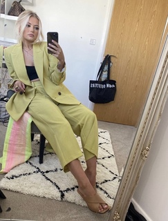 Lucy Fallon feet photo thumbnail