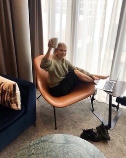 Lucy Fallon feet photo thumbnail