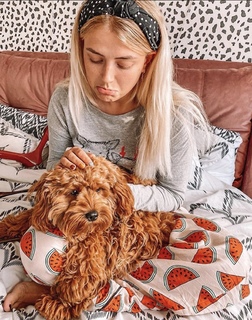 Lucy Fallon feet photo thumbnail