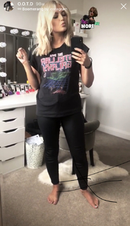 Lucy Fallon feet photo thumbnail