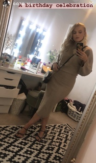 Lucy Fallon feet photo thumbnail