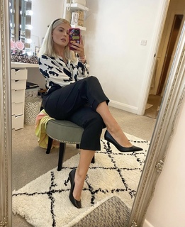 Lucy Fallon feet photo thumbnail