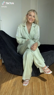 Lucy Fallon feet photo thumbnail