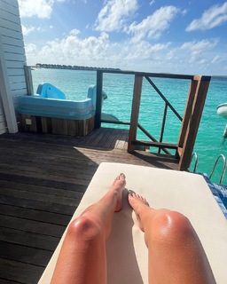 Lucy Fallon feet photo thumbnail