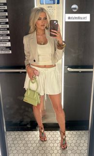 Lucy Fallon feet photo thumbnail