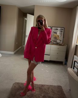 Lucy Fallon feet photo thumbnail