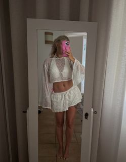 Lucy Fallon feet photo thumbnail