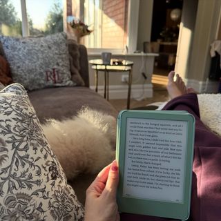 Lucy Fallon feet photo thumbnail