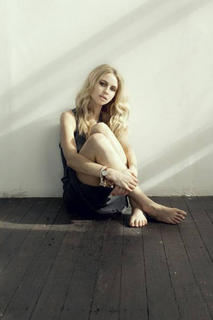 Lucy Fry feet photo thumbnail