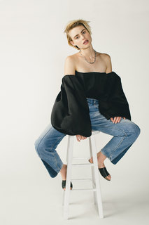 Lucy Fry feet photo thumbnail