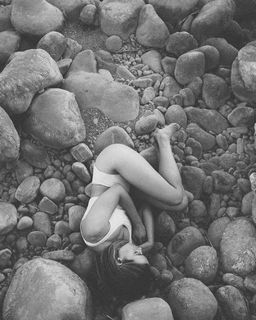 Lucy Fry feet photo thumbnail