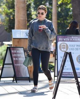 Lucy Hale feet photo thumbnail