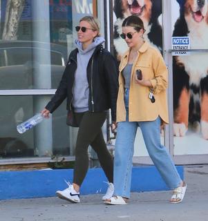 Lucy Hale feet photo thumbnail