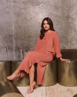 Lucy Hale feet photo thumbnail