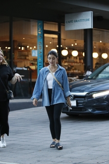 Lucy Hale feet photo thumbnail