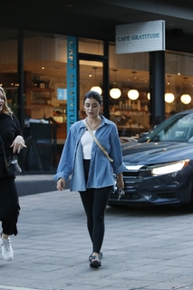 Lucy Hale feet photo thumbnail