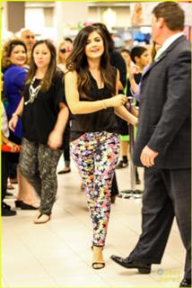 Lucy Hale feet photo thumbnail