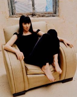 Lucy Lawless feet photo thumbnail
