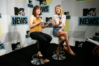 Lucy Lawless feet photo thumbnail