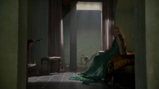 Lucy Lawless feet photo thumbnail
