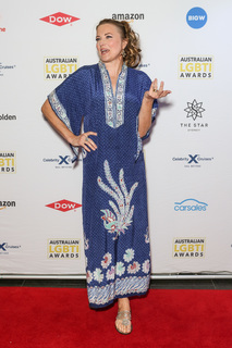 Lucy Lawless feet photo thumbnail