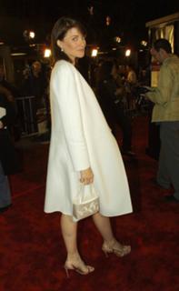Lucy Lawless feet photo thumbnail
