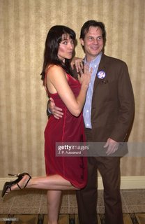 Lucy Lawless feet photo thumbnail