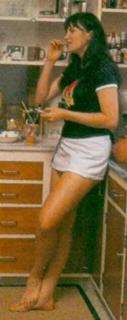Lucy Lawless feet photo thumbnail