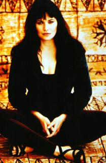 Lucy Lawless feet photo thumbnail