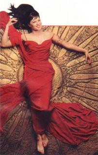 Lucy Lawless feet photo thumbnail
