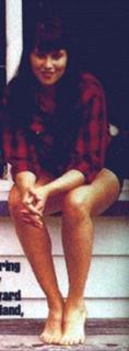 Lucy Lawless feet photo thumbnail