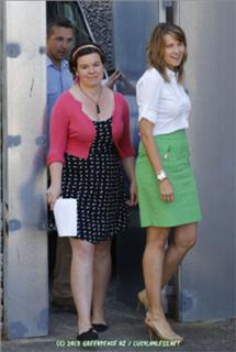 Lucy Lawless feet photo thumbnail