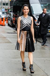 Lucy Liu feet photo thumbnail