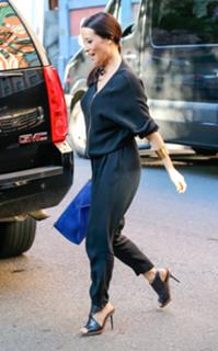 Lucy Liu feet photo thumbnail