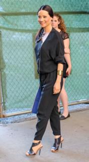 Lucy Liu feet photo thumbnail